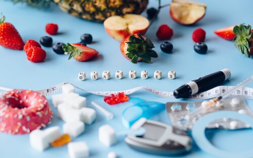 Солодощі та ліки від діабету та фрукти на столі | © Pexels