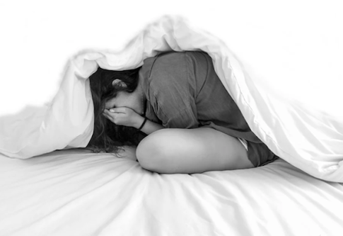 Стривожена дівчина у ліжку | © Pixabay