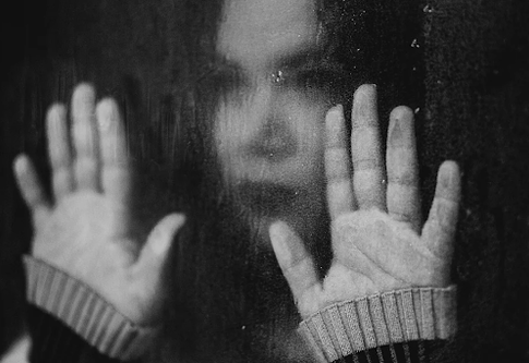 Сумна жінка дивиться у вікно на дощ.  | © Pixabay