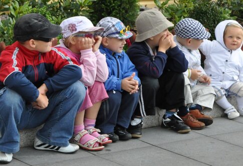 Діти різних віку сидять на вулиці | © Pixabay